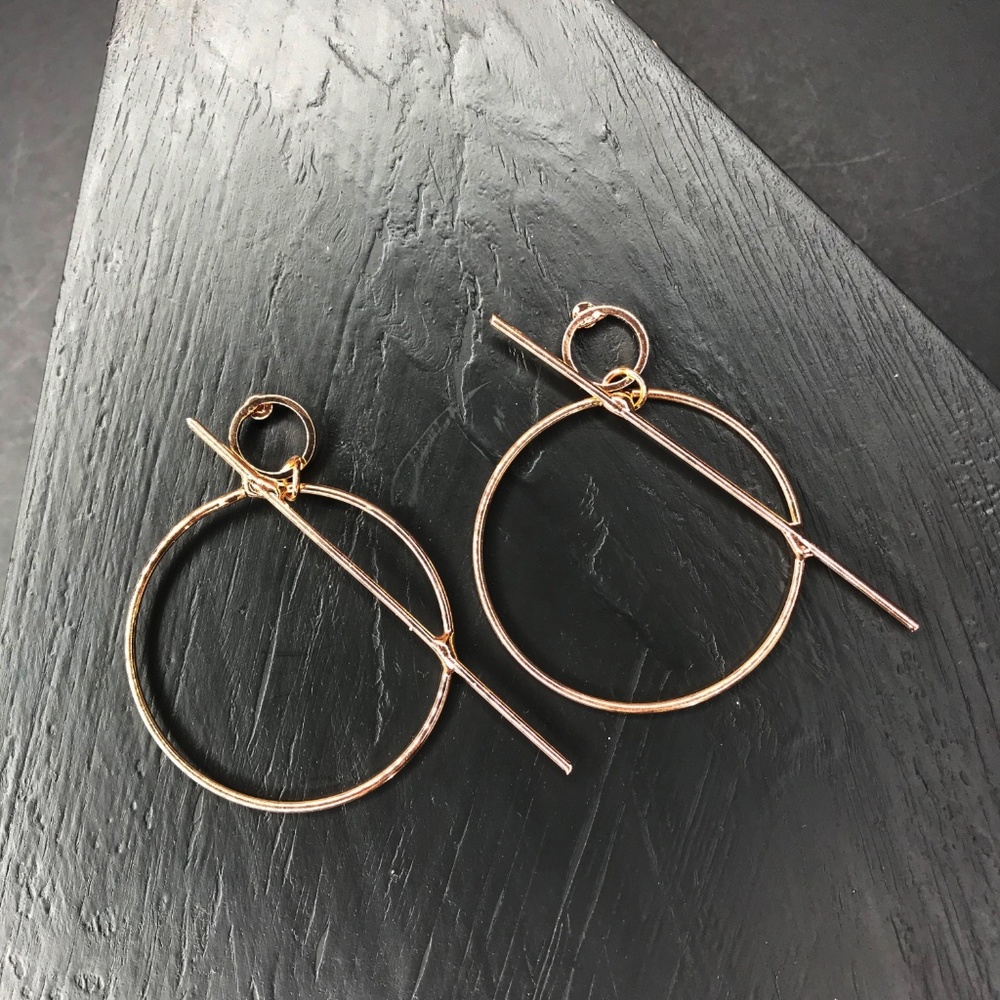 🆑 Geo Bar Hoops in Gold - Picture 5 of 5